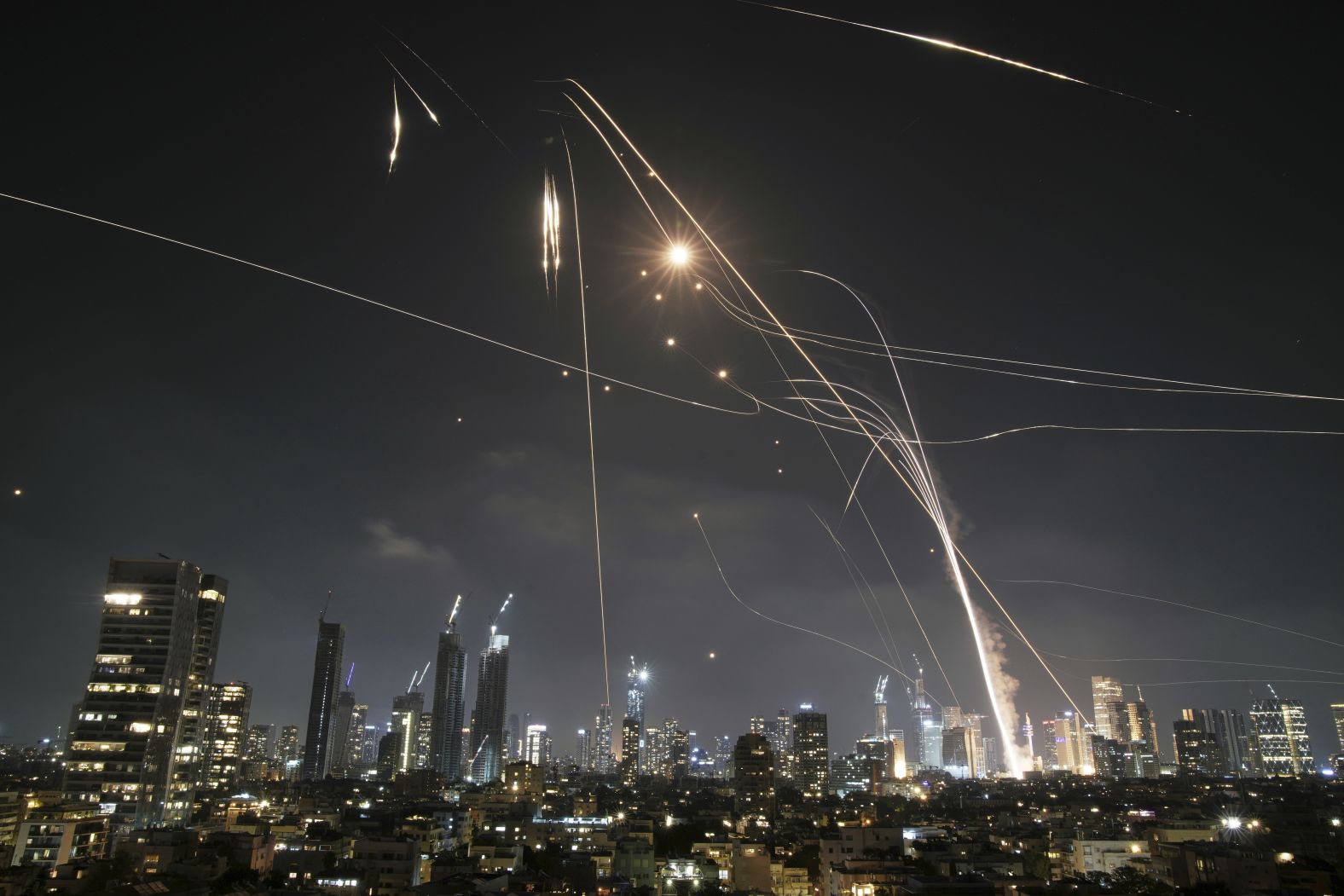 iran-lancarkan-serangan-rudal-dan-drone-permukiman-di-israel-jadi-sasaran-langsung